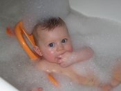 Elya dans son bain moussant
