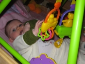 Elya sous son portique